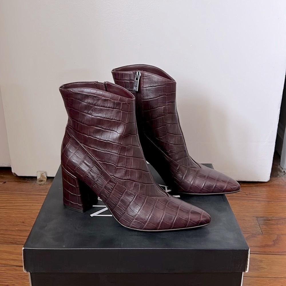 Naturalizer Hart bootie. Leather croc embossed, Bordeaux, US 6.5